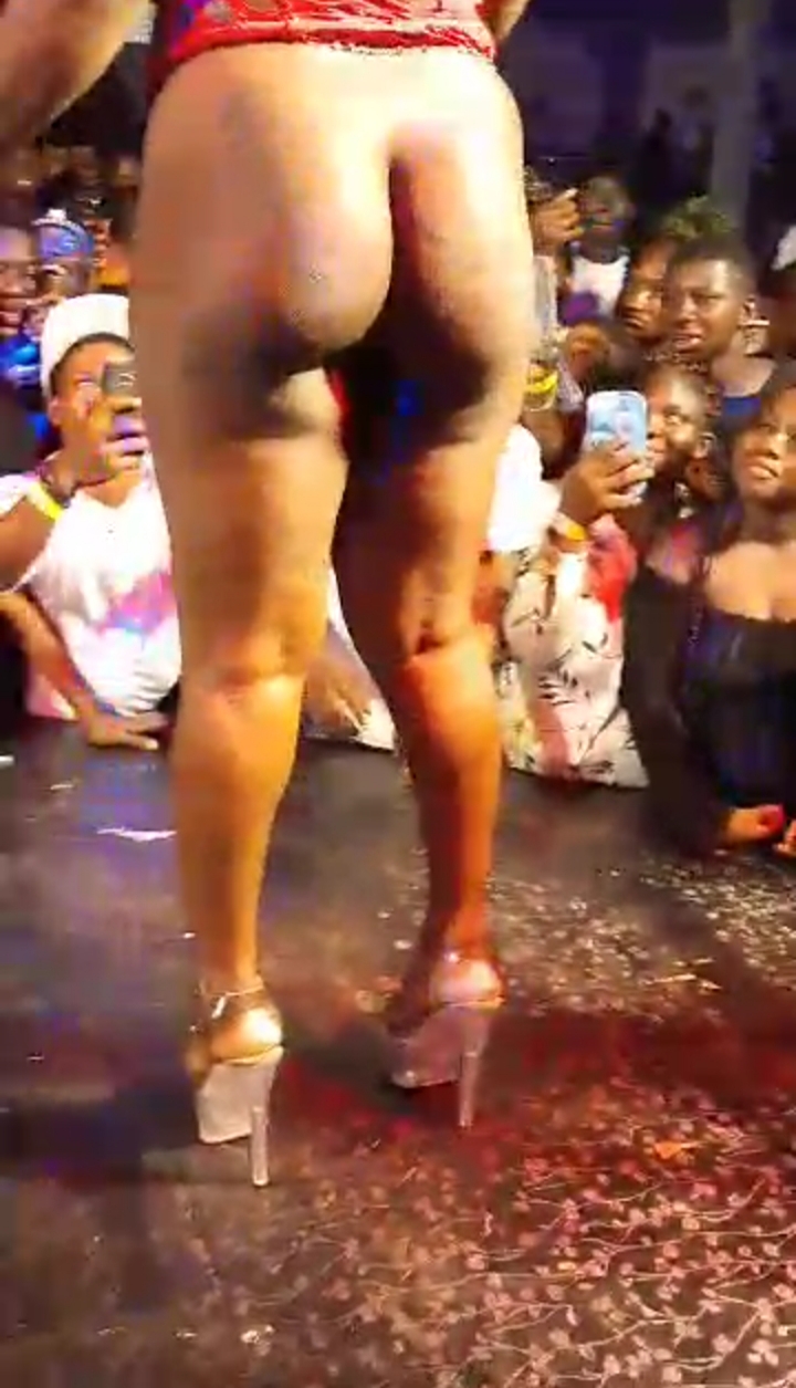 Ghanaian Femal£ artist go n@ked on $tage with her f£male f@ns too